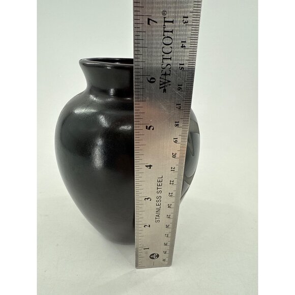 NATIVE AMERICAN BLACKWARE BLACK ON BLACK SIGNED VASE - Picture 5 of 7